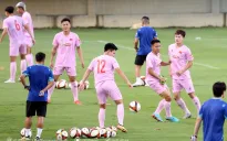 Đội tuyển Việt Nam hứng khởi bước vào tập luyện, chuẩn bị so tài với đội tuyển Nga và Thái Lan