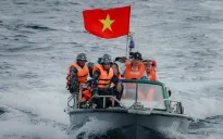 Những người lính Hải quân chắc tay súng gác biển trời Trường Sa