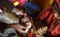 Chạy đua với thời gian cho trẻ uống vaccine bại liệt ở Dải Gaza