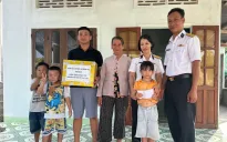 Vùng 4 Hải quân nhận đỡ đầu con ngư dân