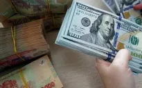 Giá USD giảm mạnh xuống dưới 25.000 VND/USD