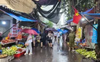 Hà Nội: Người dân đi chợ sớm trước khi bão số 3 đổ bộ