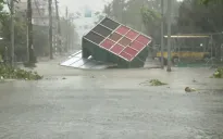 VIDEO: Cô Tô (Quảng Ninh) gió mạnh thổi bay mái tôn do ảnh hưởng bão số 3