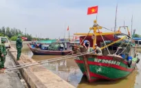 Quân đội huy động hàng nghìn người giúp dân gặt lúa, chằng chống nhà cửa