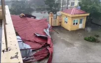 VIDEO: Bão số 3 gây mưa kèm dông gió mạnh quật bay mái tôn, cây xanh nhiều địa phương