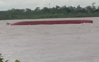 Lật tàu hàng trên sông Hồng, nghi có người mất tích