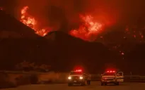 Cháy rừng ở Los Angeles đe dọa hàng chục nghìn ngôi nhà, cư dân buộc phải sơ tán