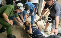 Công an Hà Nội kịp thời cứu sống một người ngã mắc kẹt trên mái tôn