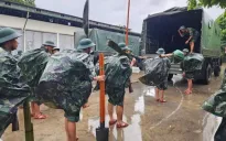 Ấm áp tình quân - dân giữa cơn bão lũ