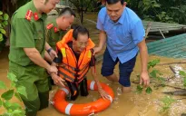 Công an, quân đội gồng mình giúp dân trong bão lũ