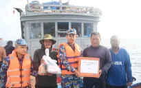 Hải quân hỗ trợ nhu yếu phẩm cho ngư dân đánh bắt tại ngư trường Trường Sa