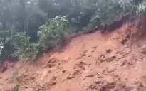 Cao Bằng: 2 xe ô tô, một số xe máy bị rơi xuống khe suối sâu và bị lũ cuốn trôi