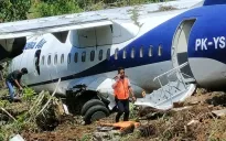 Máy bay chở 48 hành khách trượt khỏi đường băng ở Indonesia, nhiều người bị thương