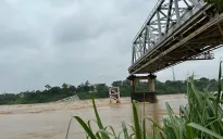 Sập cầu Phong Châu (Phú Thọ), nhiều phương tiện rơi xuống sông