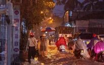 Cơn mưa lớn cuối ngày khiến một số tuyến phố Hà Nội ngập sâu