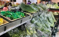 Rau xanh tăng giá sau bão số 3
