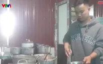 Ấm áp bữa cơm ngày mưa bão