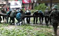Hơn 10.000 cán bộ, chiến sĩ quân đội giúp nhân dân Thủ đô khắc phục hậu quả bão số 3
