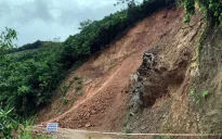 Nhiều tuyến đường ở Yên Bái sạt lở sau mưa lớn, giao thông ách tắc