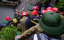Cứu bé gái ở Quảng Ninh mắc kẹt gần 3 tiếng đồng hồ do sạt lở đất