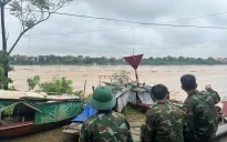 Sẵn sàng lắp đặt cầu phao qua sông Hồng đoạn cầu Phong Châu (Phú Thọ) bị sập