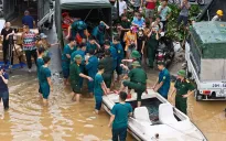 Hà Nội: Ven sông Hồng chìm trong biển nước, người dân di dời về nơi an toàn