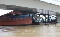 Nước sông lô dâng cao, một tàu bị đứt dây neo trôi mắc kẹt vào cầu Vĩnh Phú (Phú Thọ)
