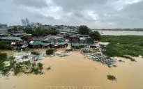 Lũ trên sông Hồng tại Hà Nội tiếp tục lên nhanh đạt mức báo động 1