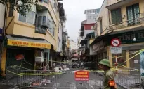 Phong tỏa khu vực xung quanh số nhà 46 Hàng Gai (Hà Nội) bị nghiêng do bão số 3