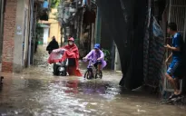 Hà Nội ùn tắc kéo dài, nước ngập sâu một số tuyến phố sau trận mưa lớn đêm 9/9