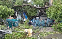 Cán bộ, chiến sĩ Phòng không - Không quân giúp dân khắc phục hậu quả cơn bão số 3