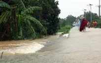 Nhiều khu vực tại ngoại thành và ven sông của Hà Nội bị ngập sâu