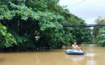 Nước lũ ở TP Yên Bái đang xuống nhanh, một số cụm dân cư chưa có điện