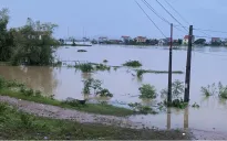 Bắc Ninh: Hơn 100 hộ gia đình tại huyện Gia Bình đang bị cô lập do ngập úng
