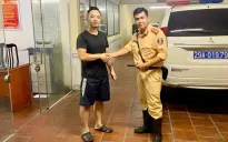Cảnh sát giao thông xác minh trả lại tài sản thất lạc cho người dân ngày mưa bão
