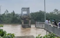 Vụ sập cầu Phong Châu: Triển khai tìm kiếm người mất tích sau khi nước sông rút