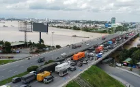 Xe đầu kéo thắng gấp làm cuộn thép rơi xuống mặt cầu Đồng Nai