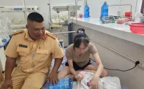 Công an kịp thời đưa cháu bé 2 tháng tuổi đi cấp cứu từ vùng ngập lụt nghiêm trọng