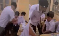 Nam sinh lớp 10 ở Hà Nội bị bạn đánh ngay trên lớp học