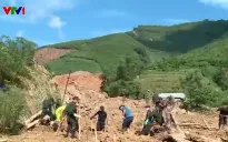 Tay không bới bùn tìm nạn nhân bị vùi lấp trong vụ sạt lở đất ở Nậm Tông