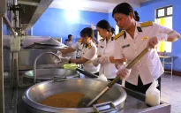 Phụ nữ Hải quân ủng hộ người dân chịu thiệt hại do bão số 3