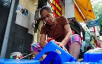 Người dân Hà Nội tất bật dọn dẹp nhà ở, tuyến phố sau lũ