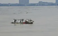 Tàu thuyền được lưu thông trở lại qua sông Hồng