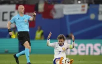 Anthony Taylor bị cấm cửa sau "cơn mưa thẻ vàng" tại Premier League