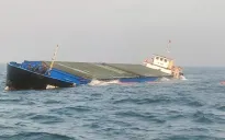 Tàu hàng với 8 thuyền viên chìm trên biển Quảng Nam