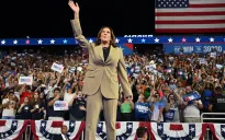 Bà Harris dẫn trước ông Trump ở 3 bang chiến trường