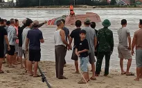 Quảng Bình: Ứng cứu tàu cá bị cát vùi lấp do ảnh hưởng của bão số 4