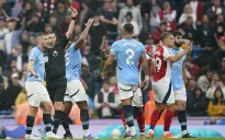 Pep Guardiola nổi điên, đạp ghế sau bàn thua gây sốc của Arsenal!