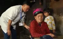 Y bác sĩ vượt khó khám chữa bệnh cho bà con vùng sạt lở, bị cô lập do mưa lũ