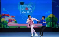 Nghệ sỹ Trung Ruồi dụ dỗ MC Hồng Phúc trong gameshow Trường học không ma túy mùa 2